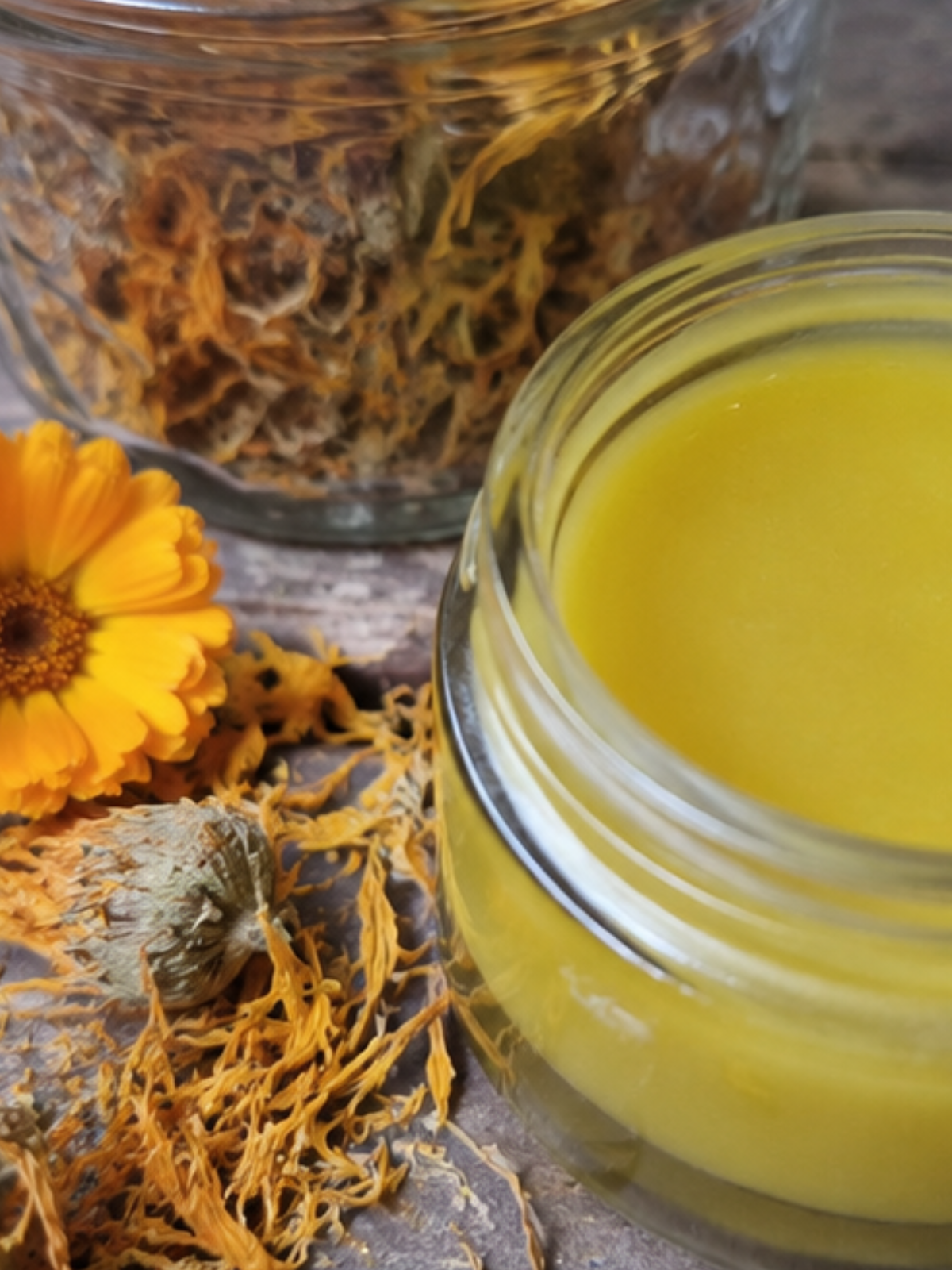 Cremige Ringelblumensalbe aus Ringelblumenöl und Bienenwachs als natürliche Pflege aus dem Garten.