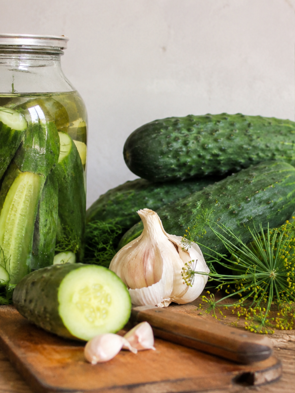 Selbstgemachte Essiggurken mit Dill und Knoblauch im Glas
